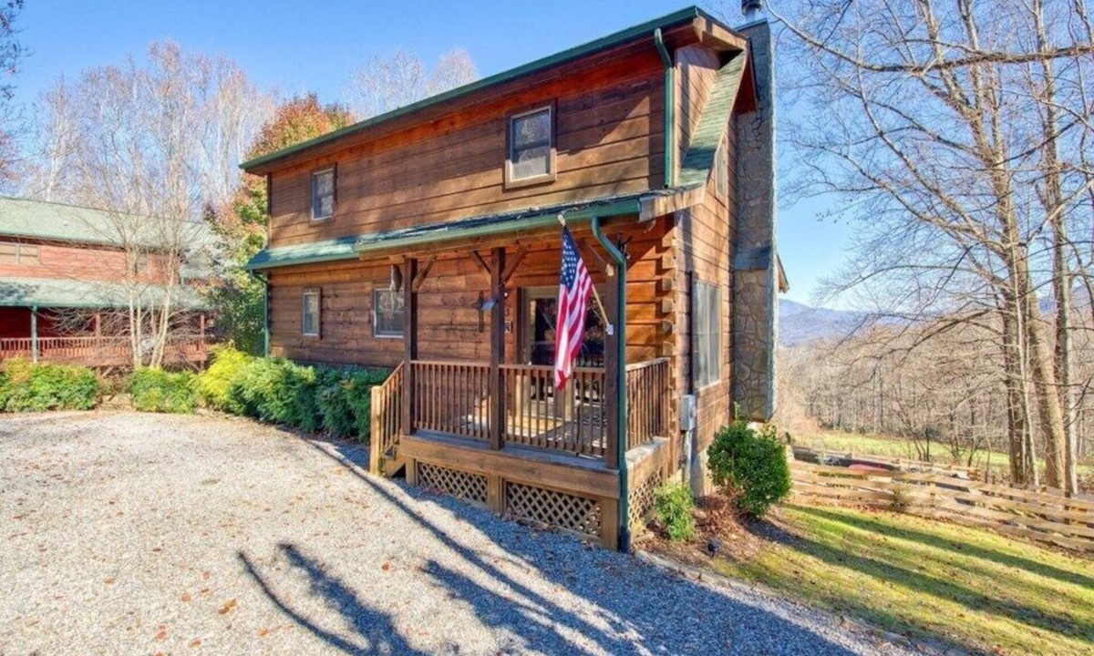 Hemphill Heights Cabin | Mountain Vibes - Sleeps 8, 3 bedrooms, 3 baths, Wood Fireplace, Hot Tub