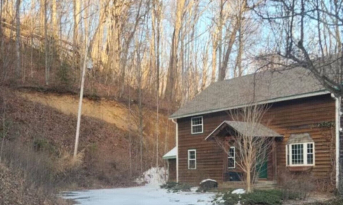 Settlers Ridge Cabin | Mountainside Cabin! Hot Tub! King Bed!