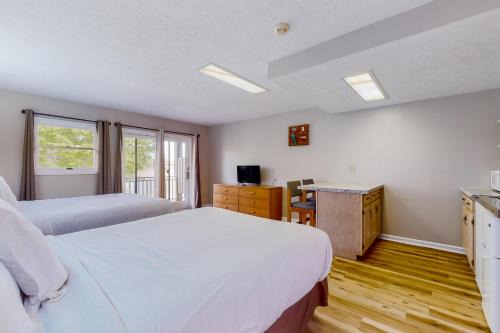 Baneberry House | Near Douglas Lake 1st Floor Studio Dog Friendly