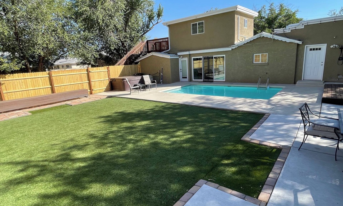 Los Duranes House | Near-North Valley Oasis! Sleeps 11! Easy Access to I-40, Pool, Hot tub, AC/Heat