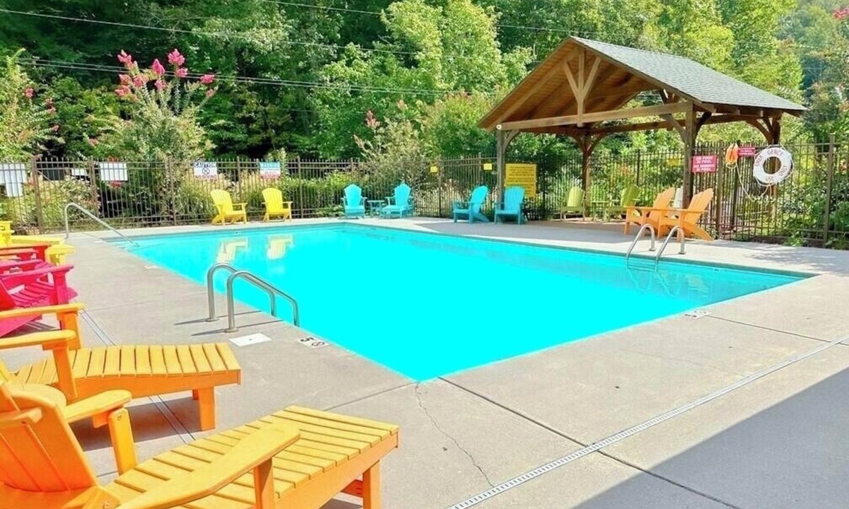 Sevierville Cabin | 🐻NEAR SEVIERVILLE CONVENTION CTR-5 Stars, Loft, Com. Pool, Hot Tub & Pool Table🐻
