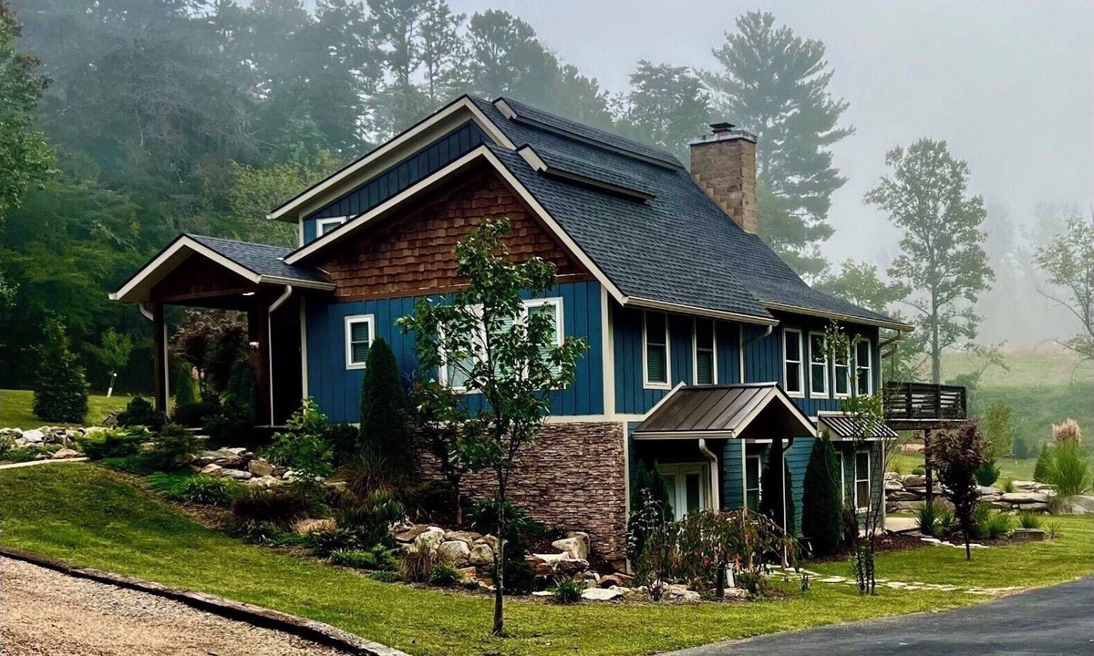 Asheville House | New 4k sf Mdrn Farmhouse-hot tub-fire pit-games on 3 acres 7 minutes from dwntn.