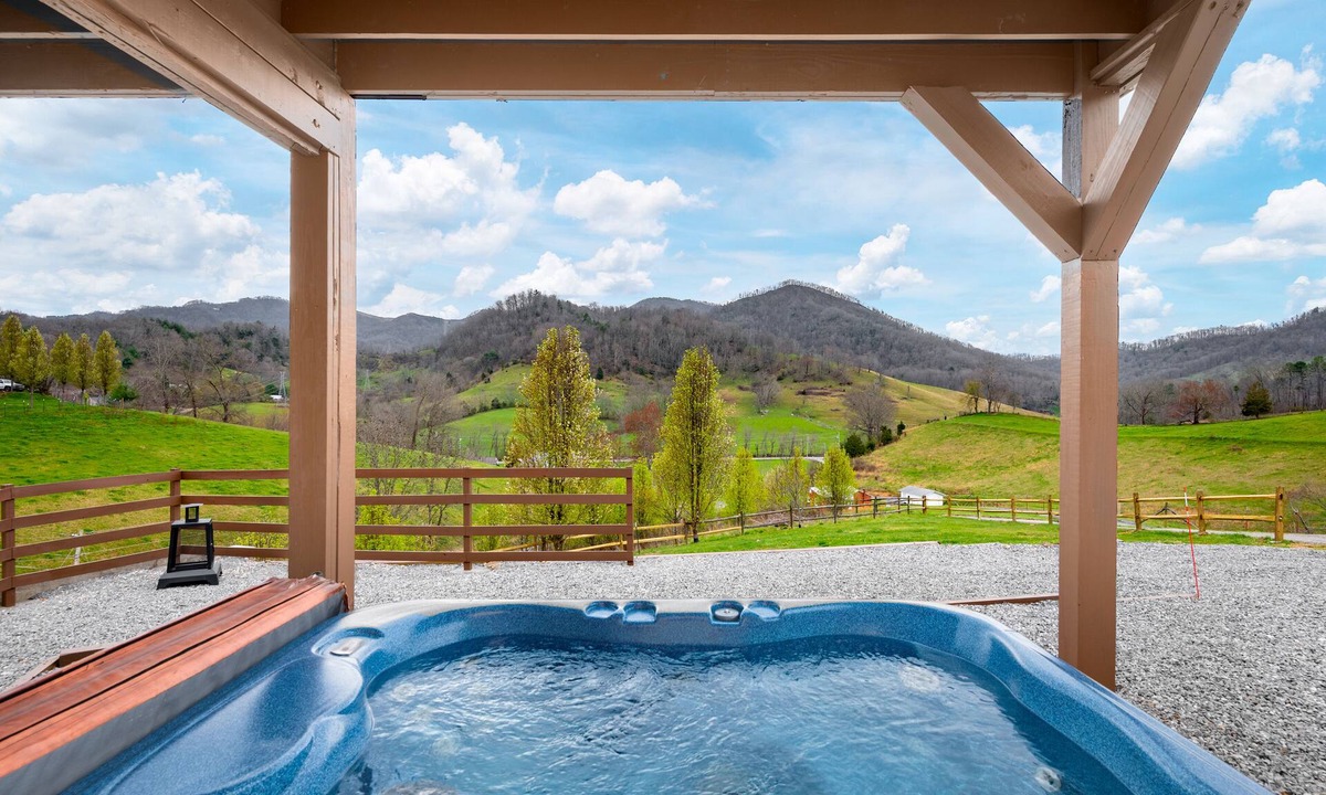 Clyde House | NEW Breathtaking Views, Hot tub and Arcade, in a Peaceful Mountain View Retreat