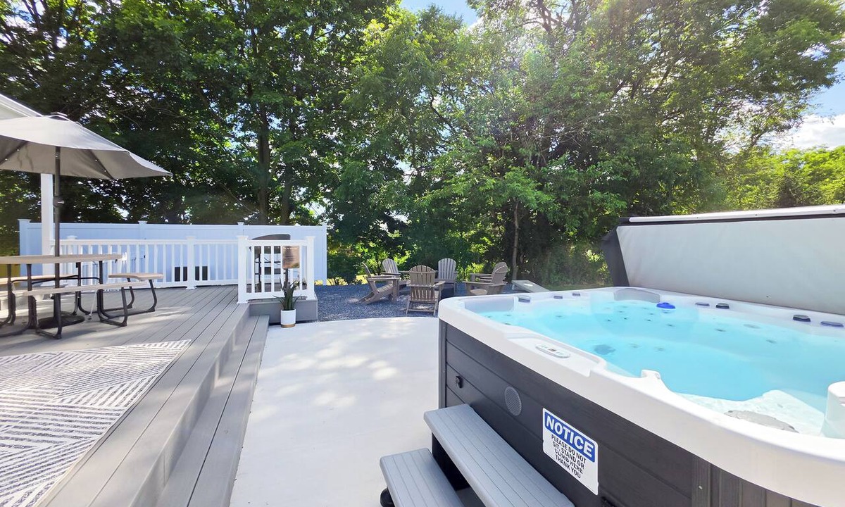 Lebanon Cottage | NEW! Hot Tub & 28 Acre Park 30 Mins To Hershey w/Firepit & Yard Games