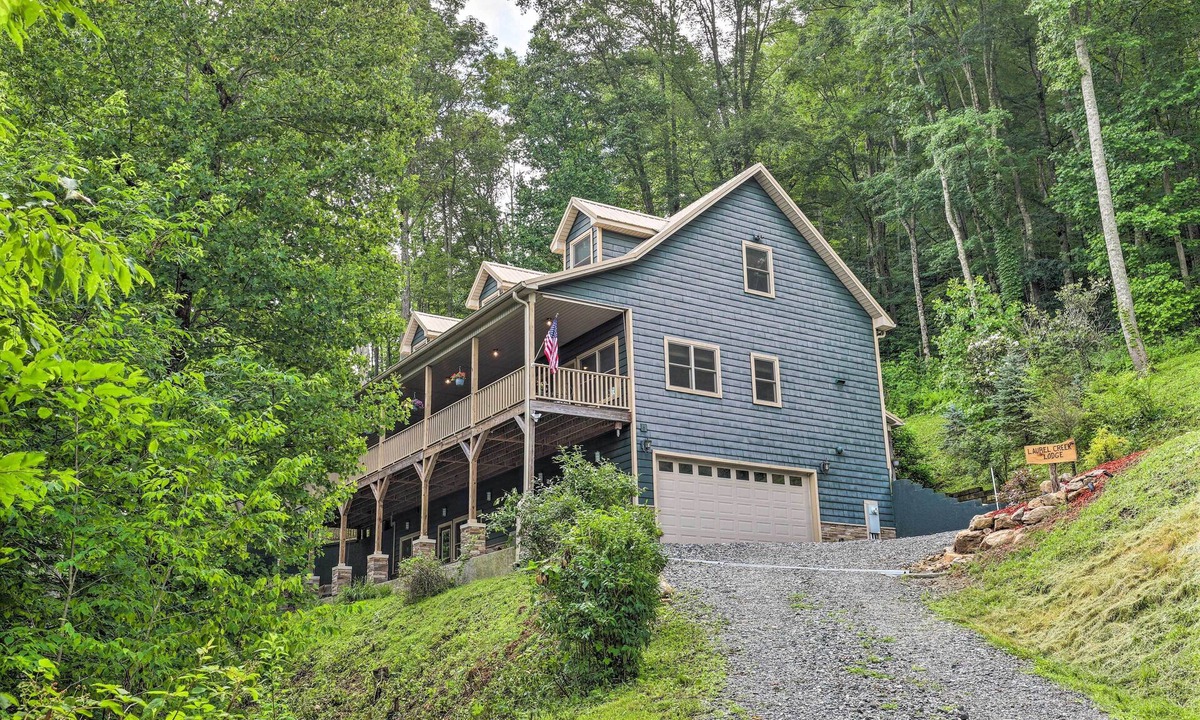 Mars Hill House | NEW! Laurel Creek Lodge w/ Hot Tub & Creek Access!