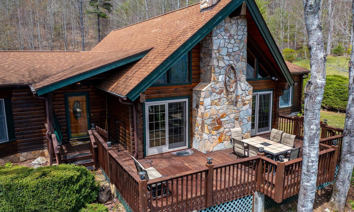Newland Cabin | *NEW LISTING* River Front Cabin Near Linville Falls/Winery Sleeps 16