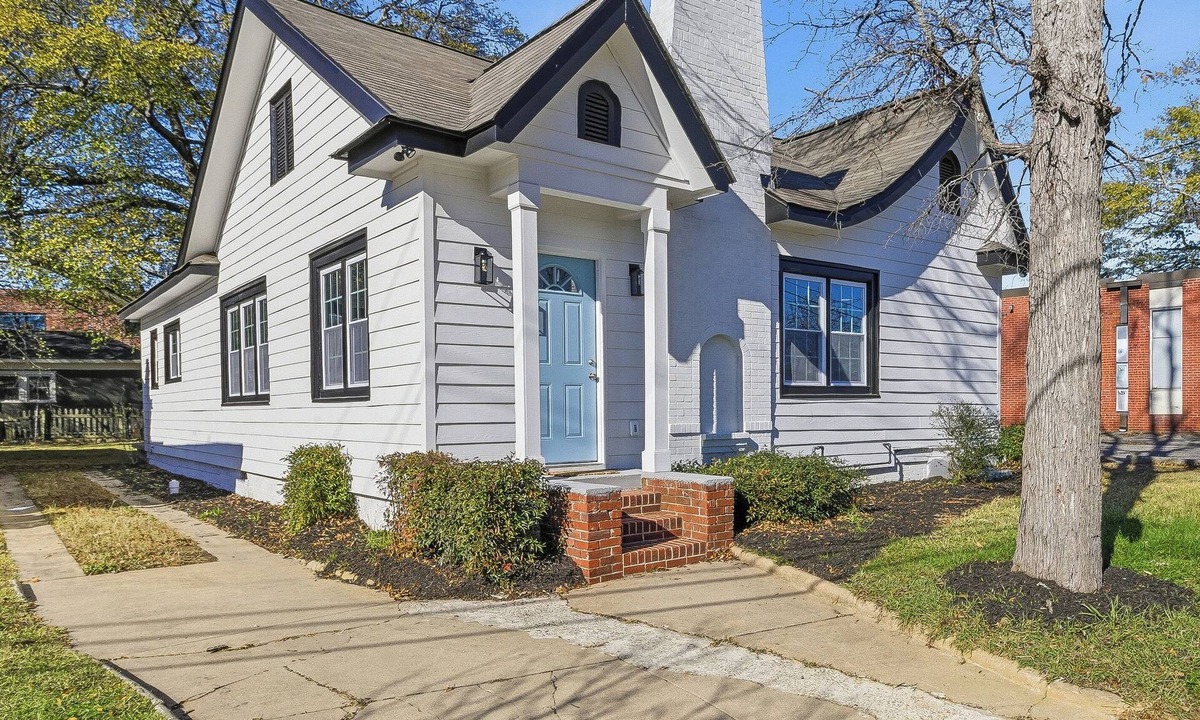 East Point House | New Listing! The Landing Pad - 8 minutes to ATL Airport!