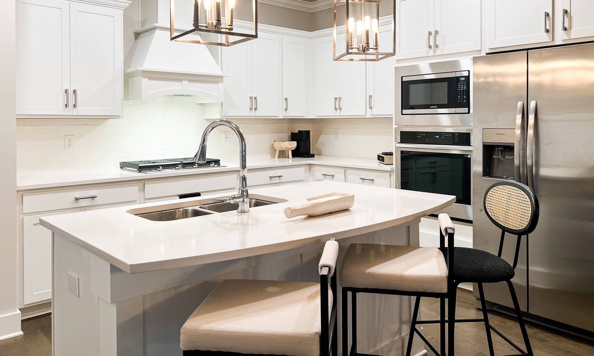 Belle Mina House | New Luxury 3BD/King Suite Near Mid City, Toyota Stadium and Redstone Gate