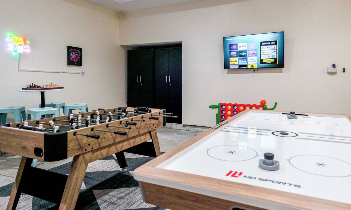 Riverview West House | New Luxury Disney Villa King Beds GameRoom EV Charger + Parking Sleeps 14