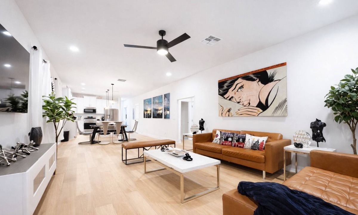 Five Points House | New Luxury Riverside Walk to Dining Sleeps 6 . Parking 3+