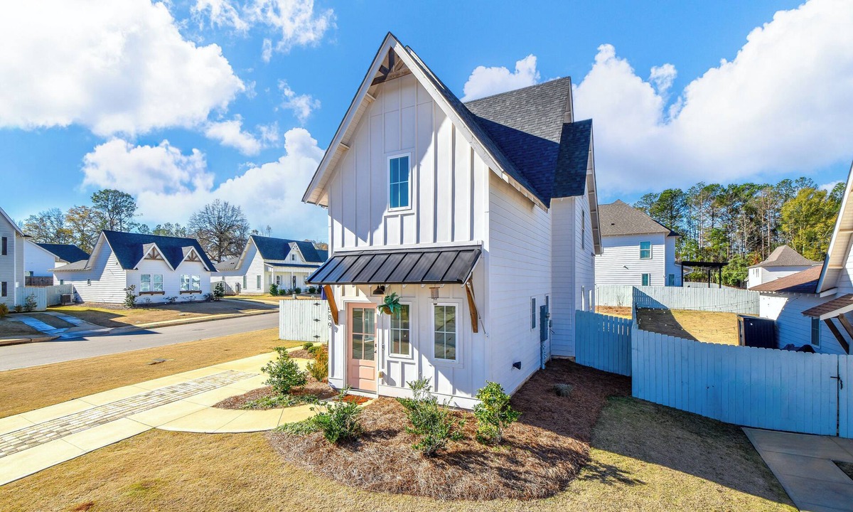 Auburn Cottage | New! Nova's Nook 3BR cottage in Auburn that sleeps 10 with fenced yard!