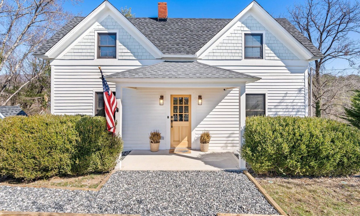 Marshall Cottage | *NEW! The Rectory|5 Min to Rafting| Home Theater|Deck|BBQ|Fire Pit| EV Charger