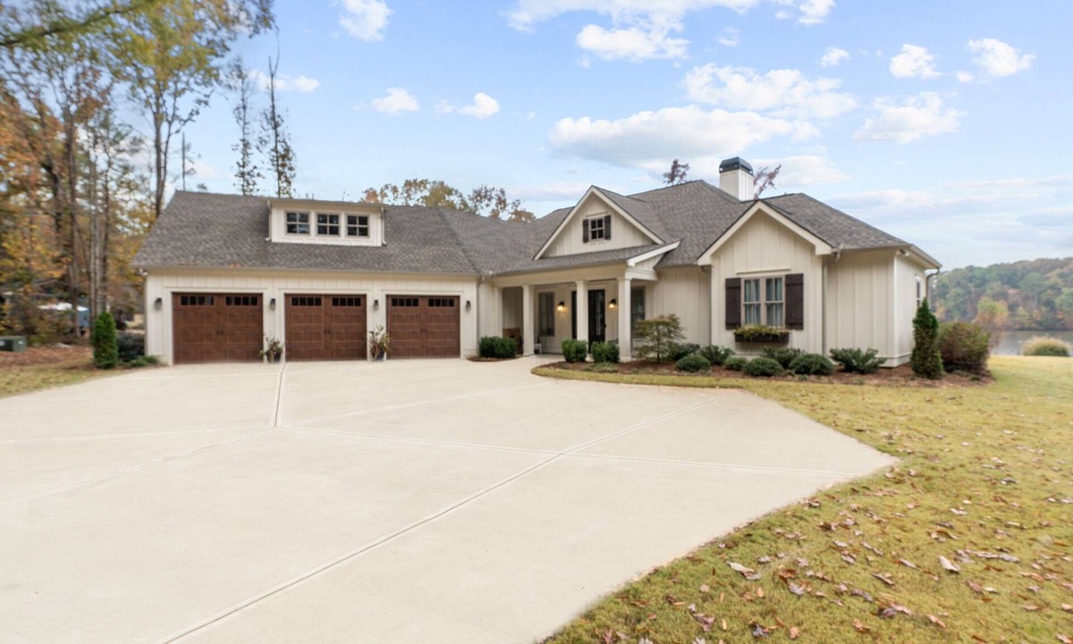 Eatonton House | Newer construction, professionally decorated on the water.
