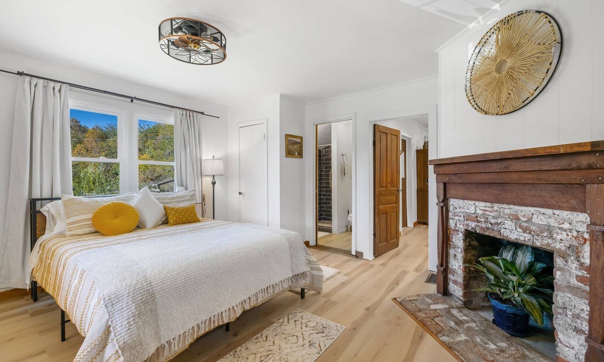 Weaverville House | Newly Renovated and Charming 1915 Farmhouse on the Ivy River