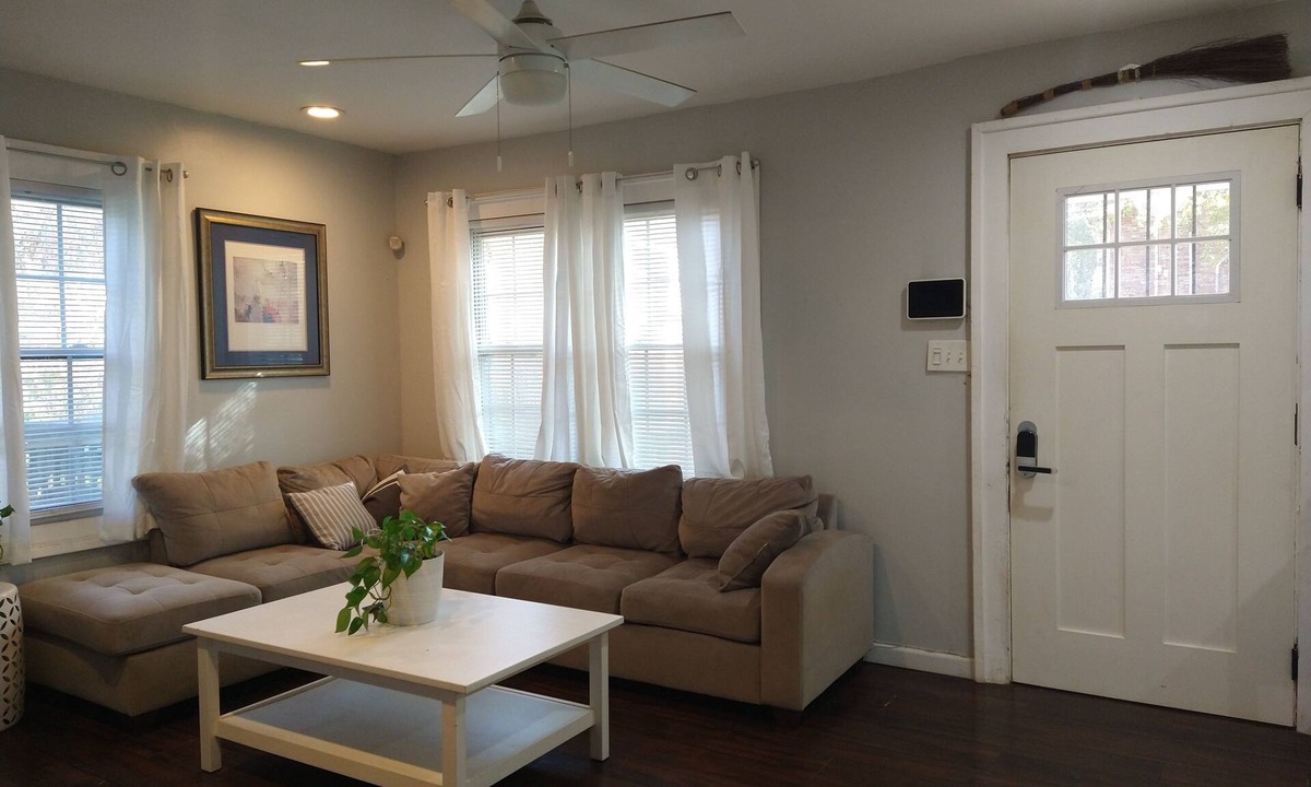 Jefferson Park House | Newly renovated multi-unit City Gingerbread House near Hartfield-Jackson Airport