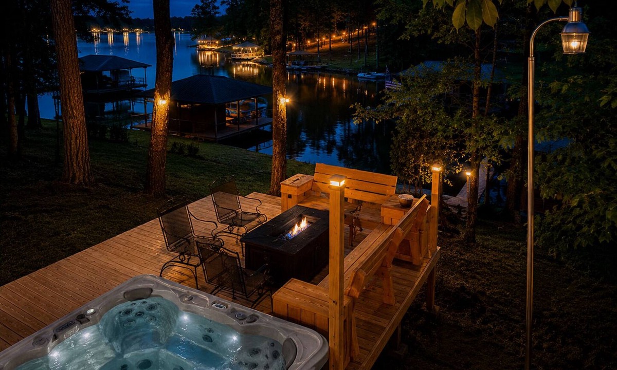 Milledgeville House | Newly Renovated with hot tub/fire table/paddleboards! Privacy at Hidden Cove!