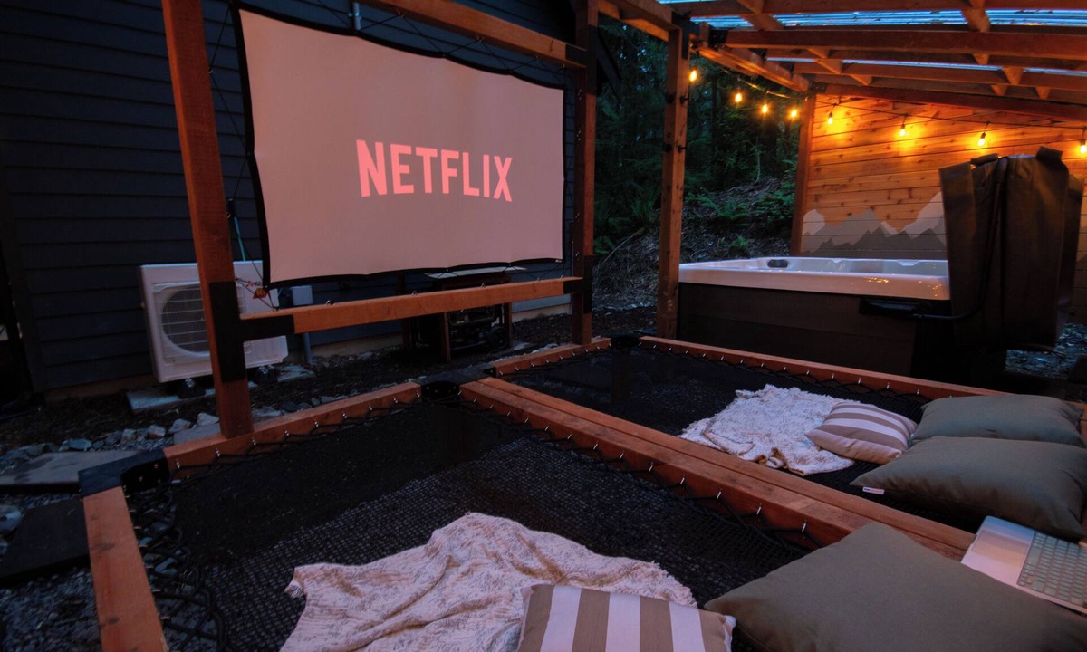 Gold Bar Cabin | Nordic Retreat: Hot tub + Outdoor Movie Theater