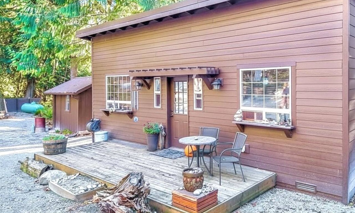 Mount Vernon Cabin | Off-Grid Cabin With Fire Pit, Pond & Farm Animals