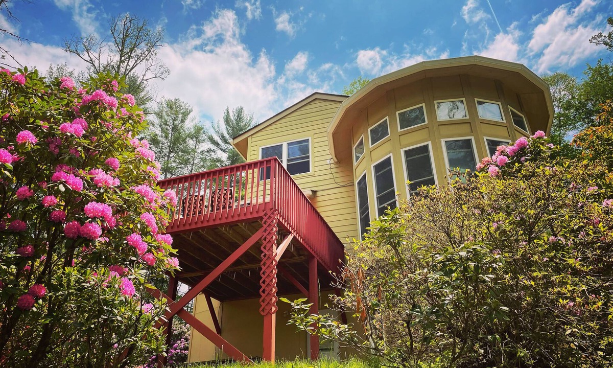 Mars Hill House | Owl’s Nest Treetop Oasis - 25 to AVL, 25 to Hatley Pointe Ski Resort