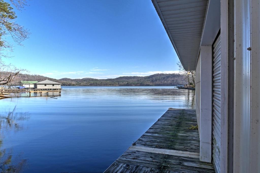 Guntersville House | 'Paradise Cove' Cabin w/Boathouse & Dock