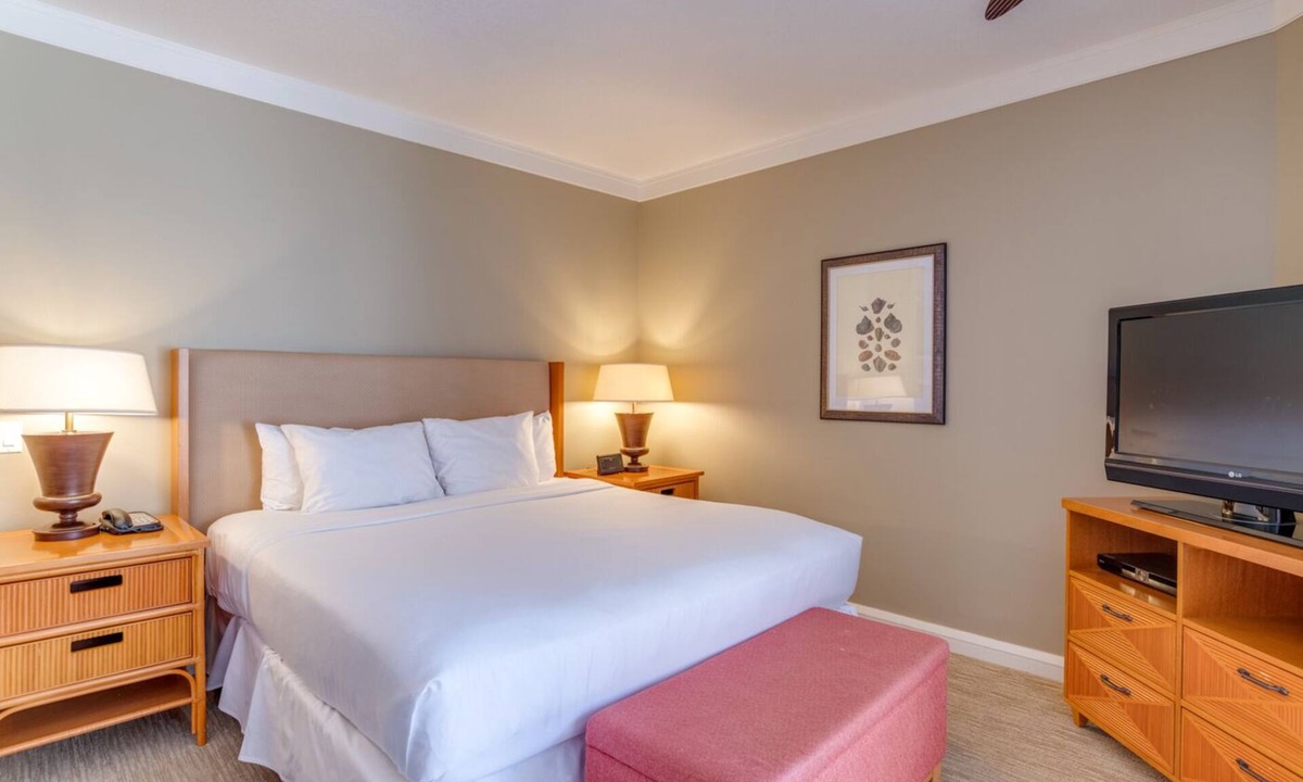 Honokowai Hotel | Paradise Found! Short Drive to Kapalua Airport! Onsite Parking and Swimming Pool