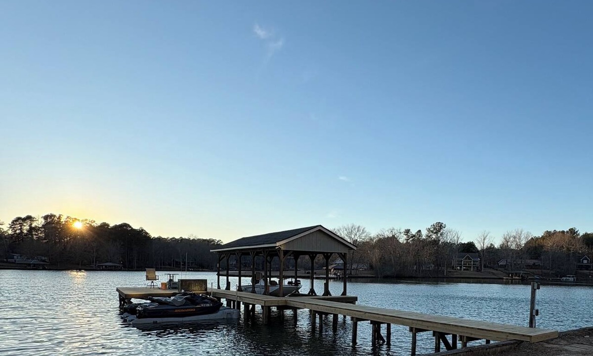 Eatonton House | Peaceful Cottage with Fishing Dock, Kayaks. Discounted Jet Ski Rentals with Stay