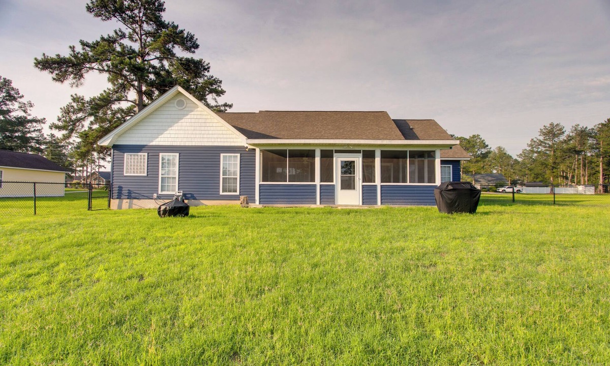 Douglas House | Peaceful Lake Escape w/Dock in Coffee County