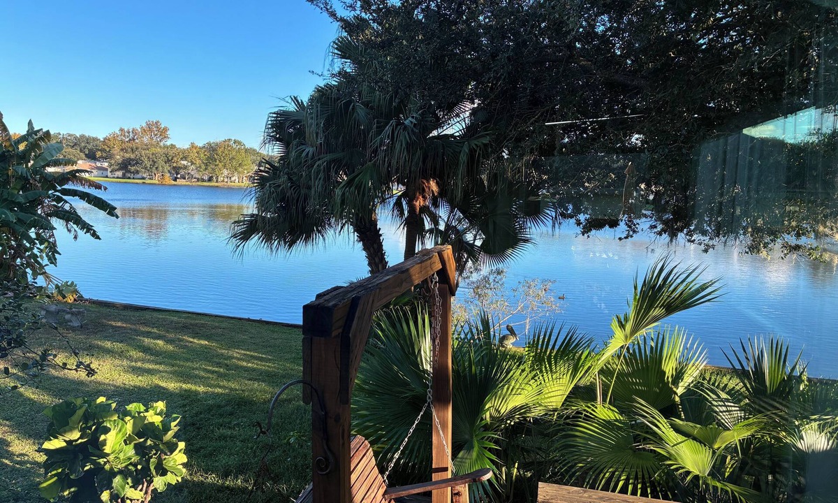 Arlington House | Peaceful Lakefront Home in Hidden Hills