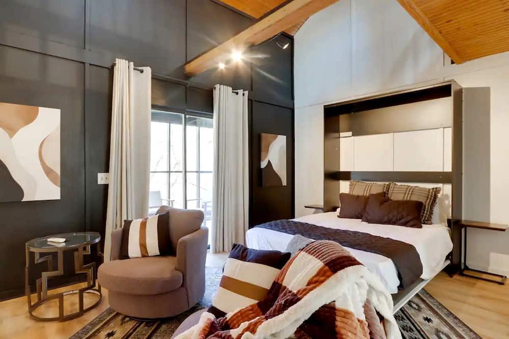 Gentry Cabin | Peaceful Woodland Cabin with Screened Porch & Arcade Near Siloam Springs City Lake, Gentry, AR
