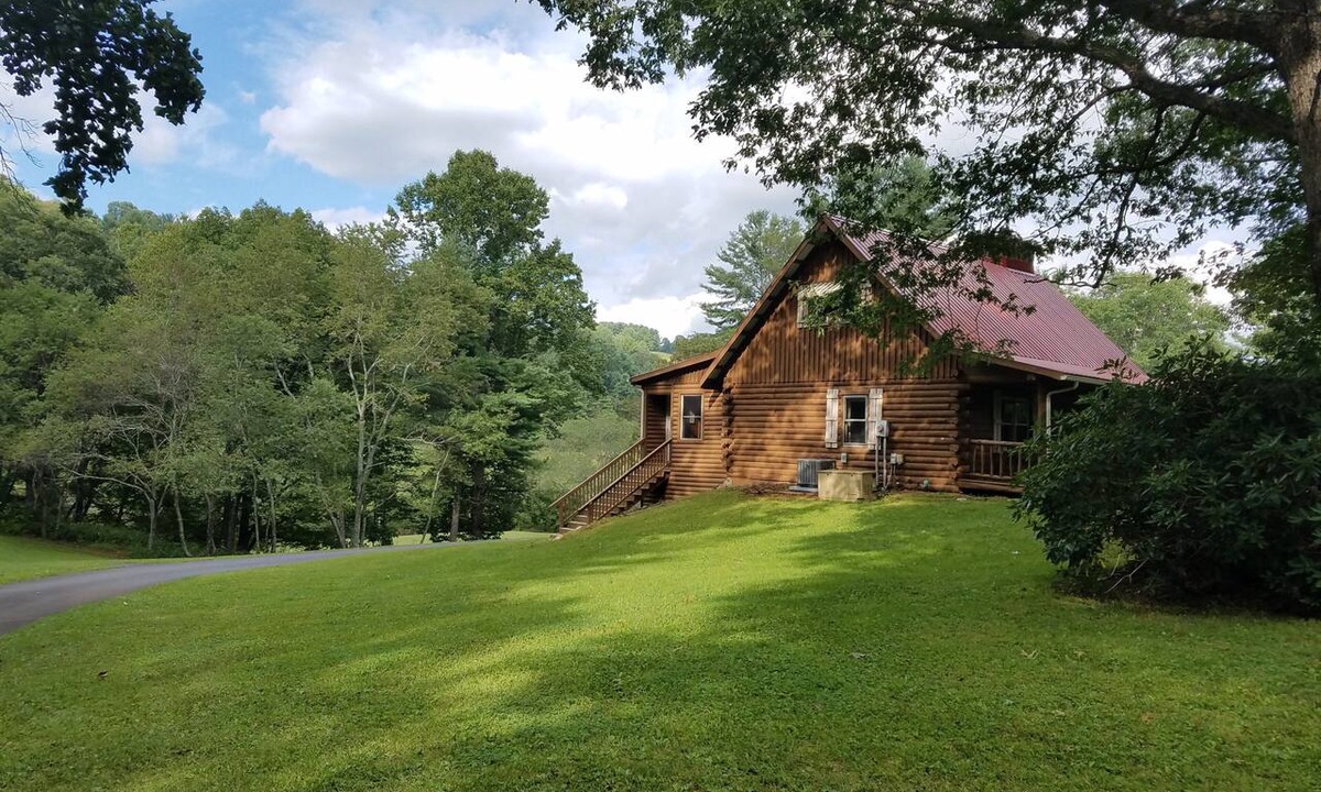 Dugspur House | Pebble Creek Log House 3BR 2 BA Sleeps 10 Linens Inc