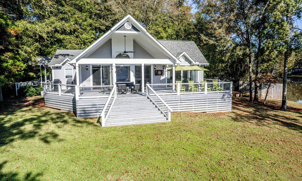 Eatonton House | Peninsula on Lake Sinclair, Sleeps 6, Kayaks+More!