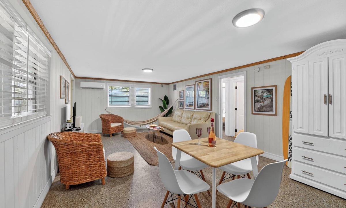 Laguna Beach Apartment | Perfect for traveling medical professionals, this coastal retreat is ideally located near the hospital and just one block from the beach 🌊 Unwind after long shifts in a calm, comfortable space filled with fresh ocean air and easy coastal relaxation