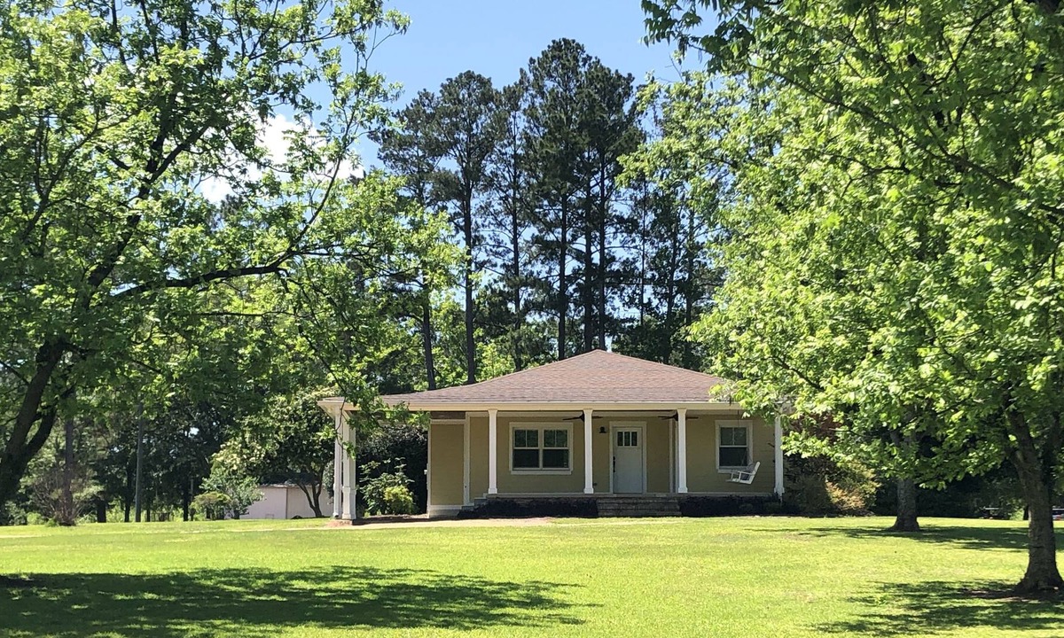 Albany House | Perfect for Travel Nurses and Quail Hunters