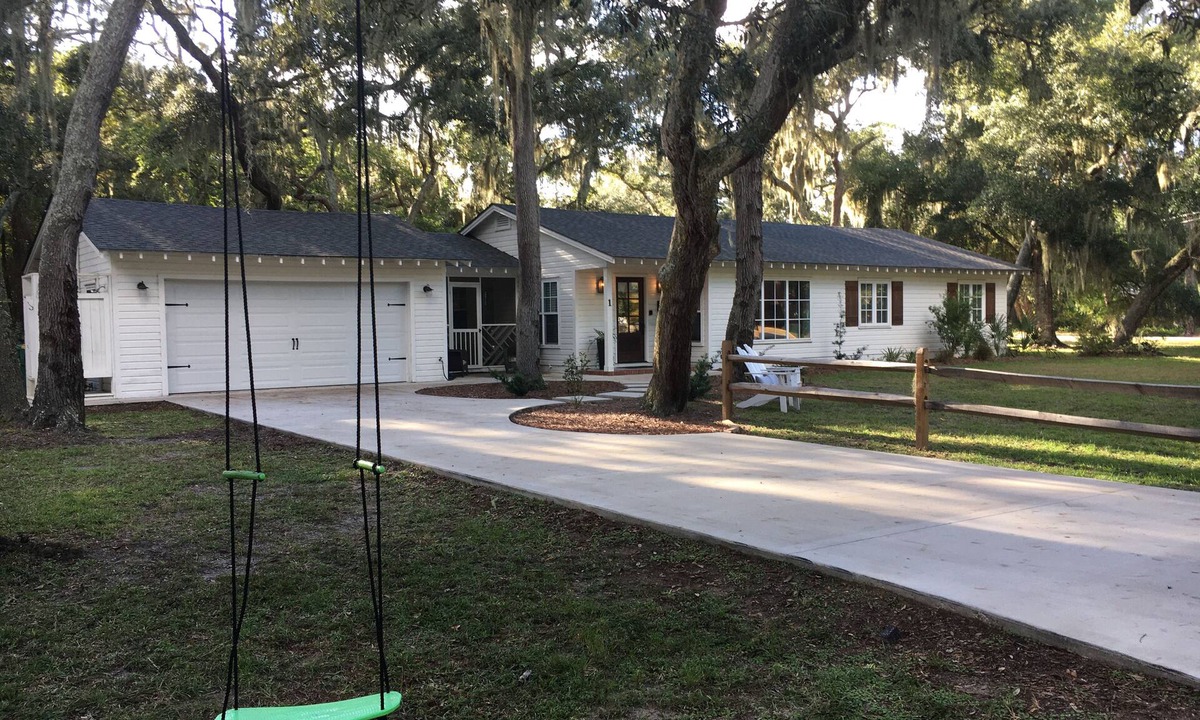 Jekyll Island House | Perfect Location! Select days 2nt min. Pool pass 💦 4 bikes. Family Ready! 🚲 🏝️