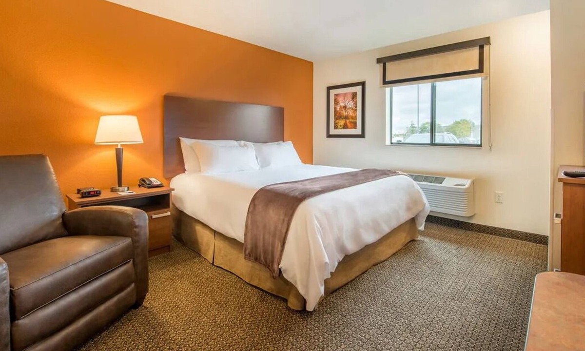 Lithia Springs Hotel | Pet-Friendly 2-Room Suite Near Georgia Dome w/Kitchen & Free WiFi