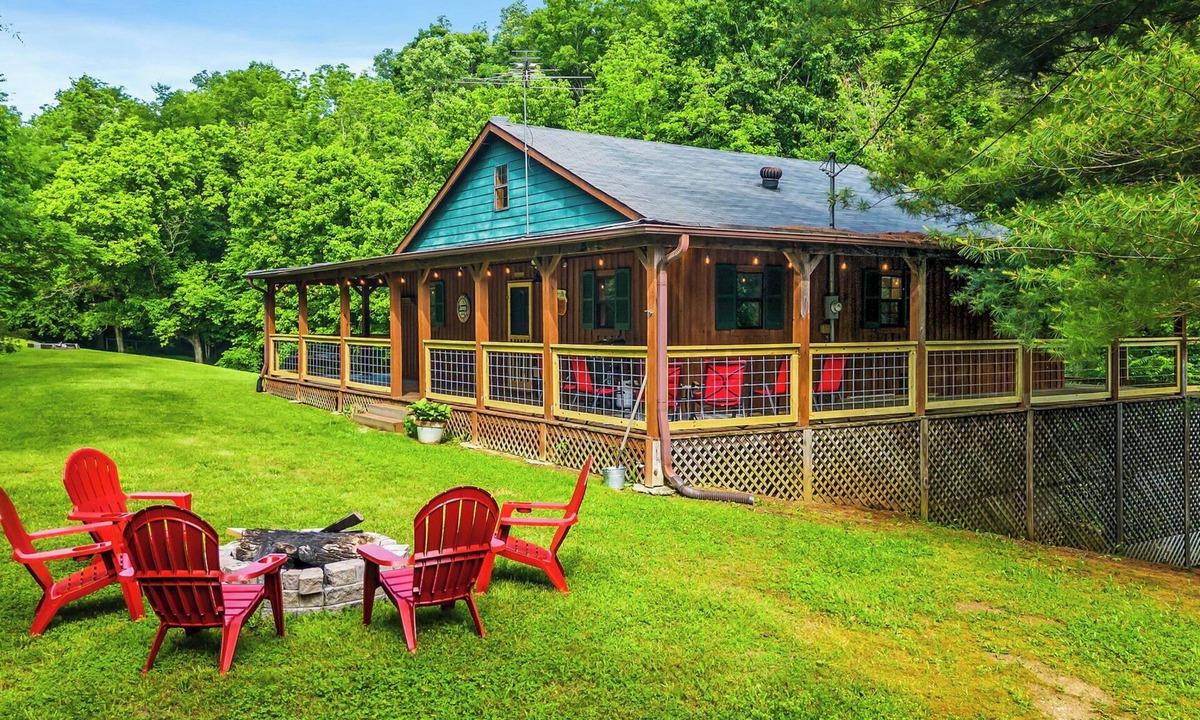 Sevierville Cabin | Pet-friendly 3BD Cabin w/HOT TUB! FirePit +Arcade