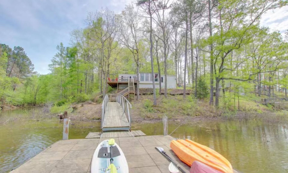 Crane Hill House | Pet Friendly! Lakefront-4 bed, 2 bath house on Smith Lake- Crooked Creek Retreat