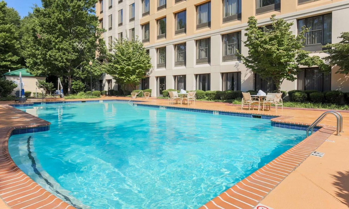 East Point Hotel | Pet-Friendly Room | Close to Atlanta Convention Centers and ATL Airport - 2.2mi