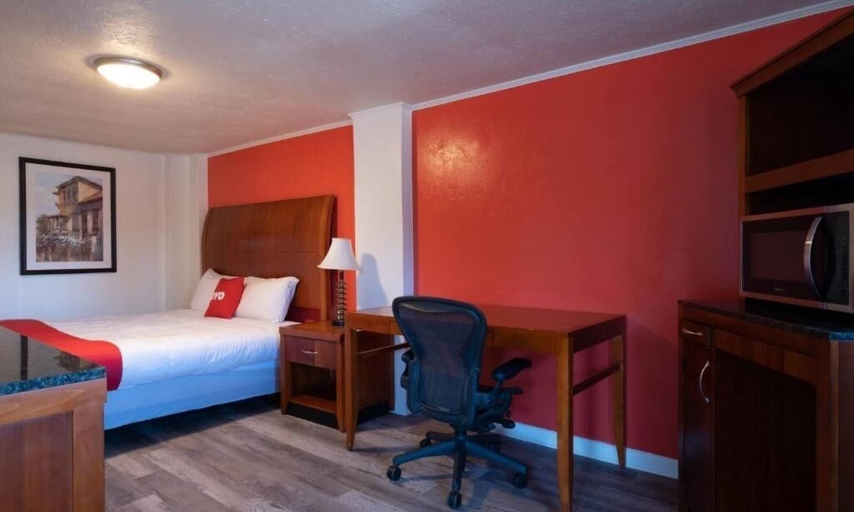 Jonesboro Hotel | Pet-Friendly Room with King Bed Perfect for Quiet Atlanta Getaways