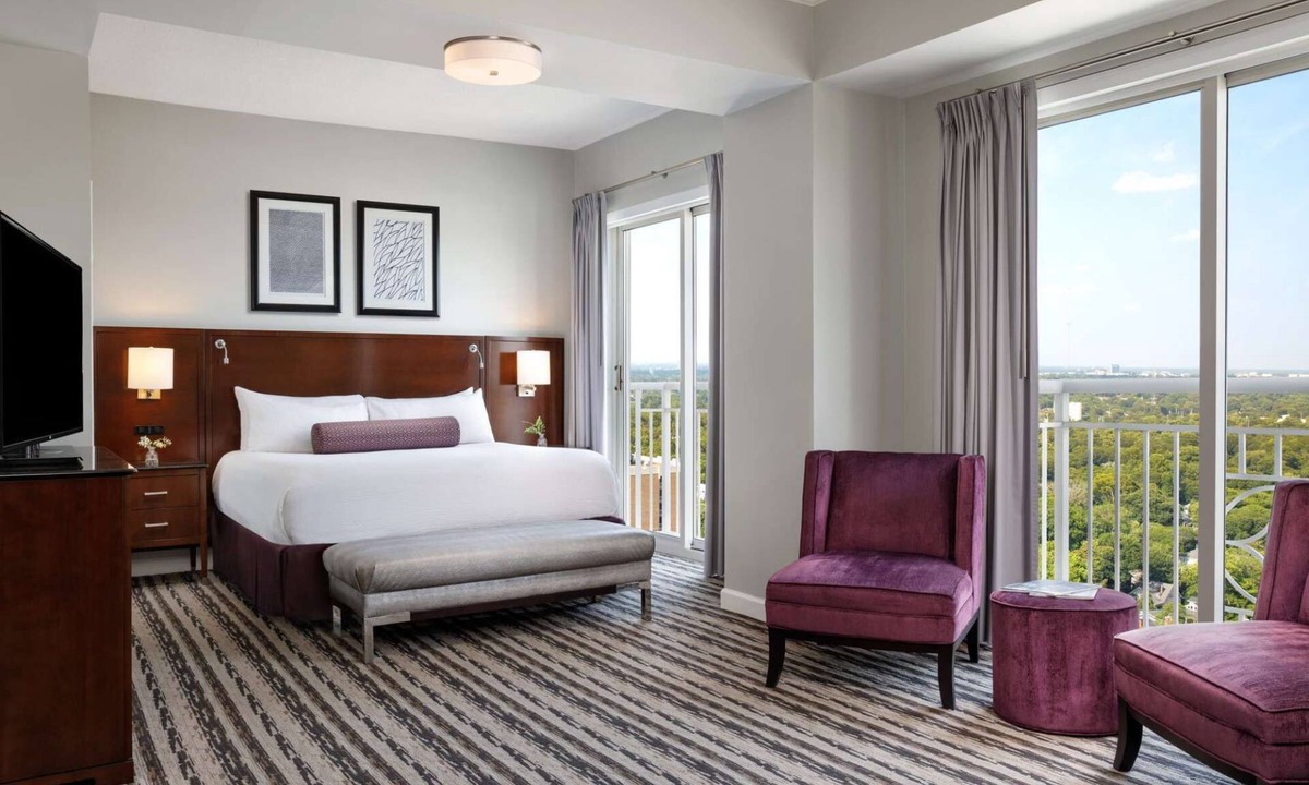 Midtown Hotel | Pet-Friendly Stay + Full Kitchen. Rooftop Gym
