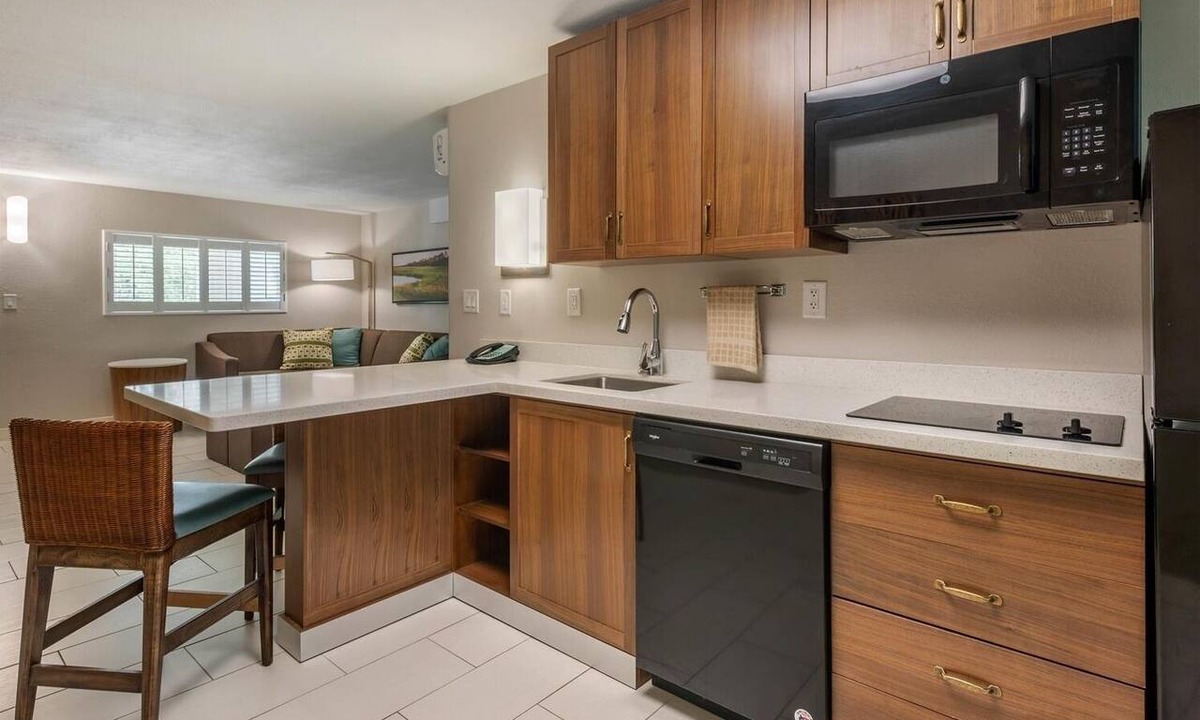 Jekyll Island Hotel | Pet Friendly Stay | Onsite Pool | Free Breakfast | Free Parking | Pets Allowed