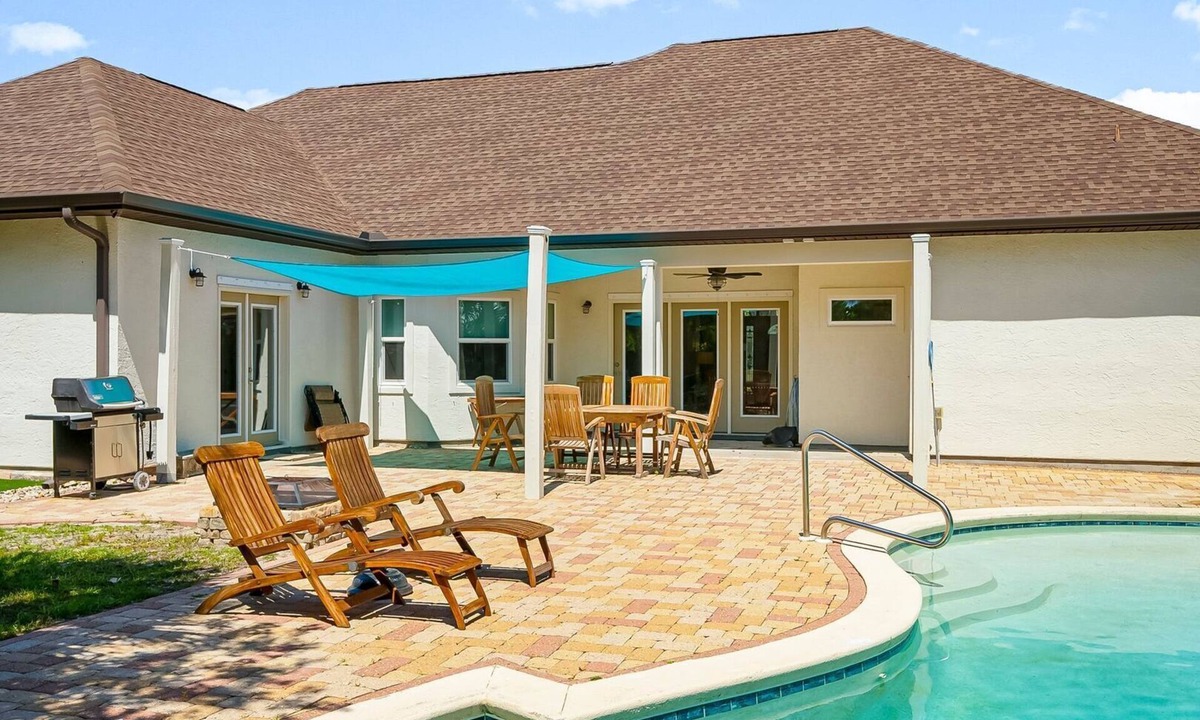 Sunnyside House | Pet-friendly | 4BR with Private Pool, Golf Cart + Bikes