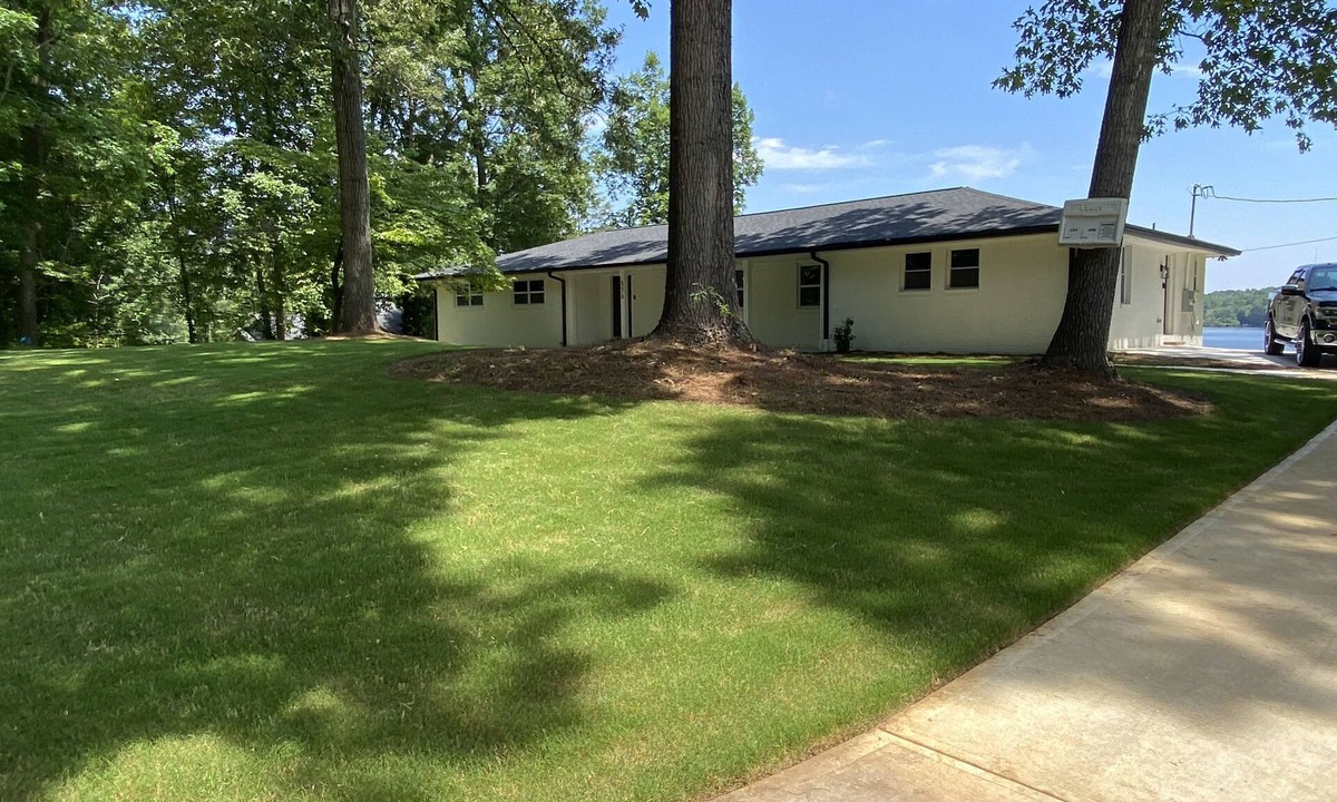 Stockbridge House | Picturesque 4-bedroom Lakehouse in Stockbridge, GA with fishing gear & bicycles