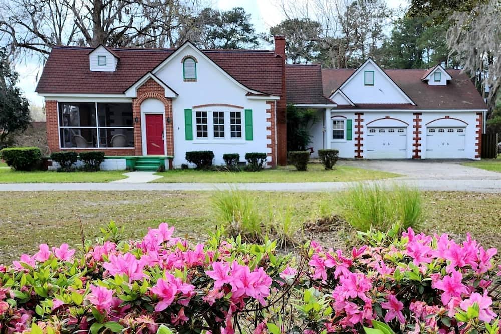 Midway Cottage | Picturesque Cottage with Pond Views Great for Family Getaways in Georgia