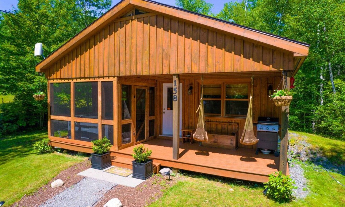 Smiths Corner Cottage | Pinecone Cottage Hot Tub & Projector at Falls Lake