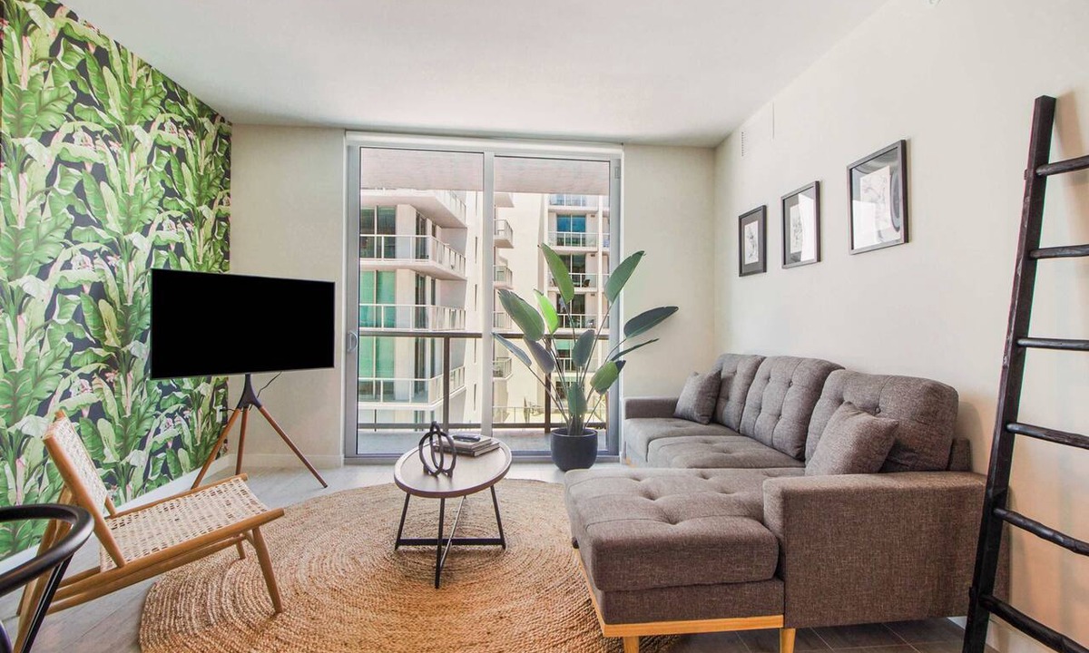 Northeast Miami Condo | Pool + Bay Views! Lush 1 Bdrm Condo