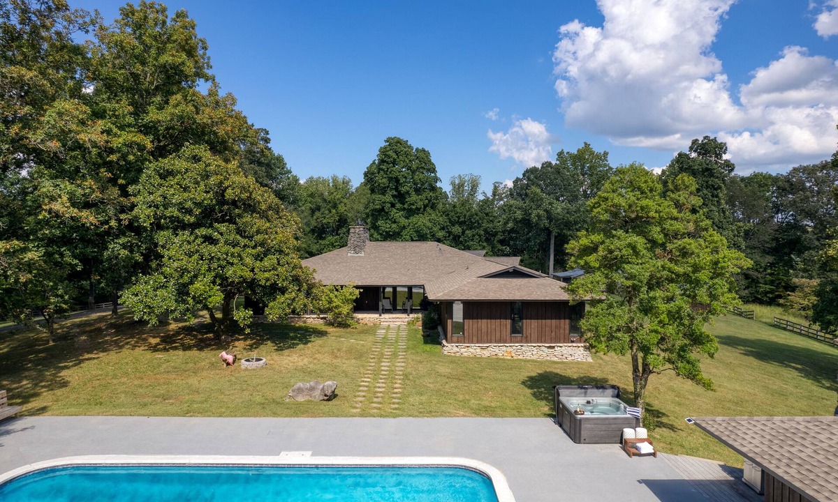New Market House | Pool + Sauna + game Room | Cherokee Lake + Knoxville | Amber Lodge