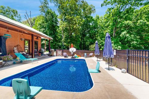 Muscle Shoals House | Poolside Bliss! Retro Retreat in Muscle Shoals