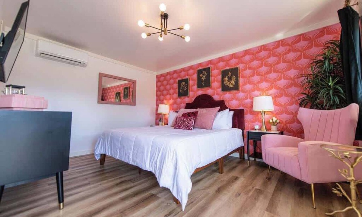 Trenton Hotel | Pretty N Pink – Retro 1960s Motel Near Chattanooga