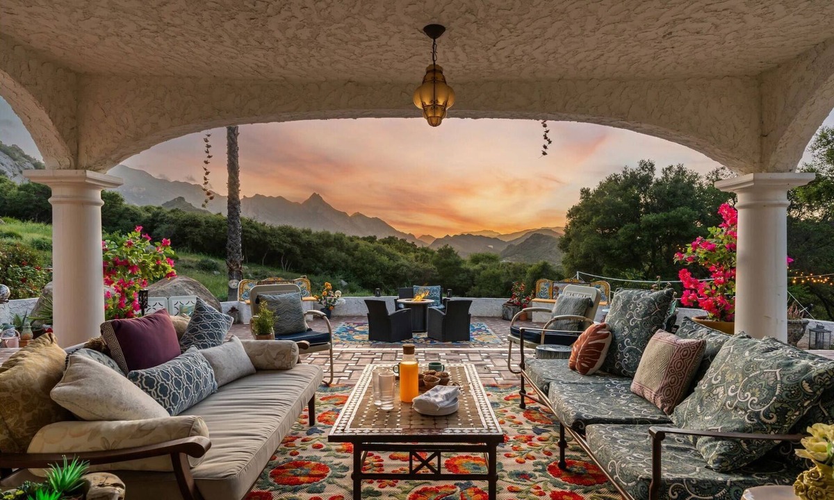 Calabasas House | Private 5 Acre Malibu Retreat – 2 Homes, 3 Apartments, Sauna, Pool - SLEEPS 30+